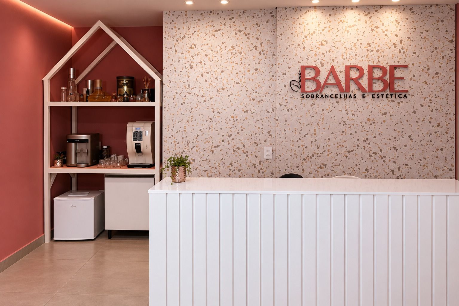 Balcão da recepção da Clínica da Barbe, com o letreiro Barbe na parede
