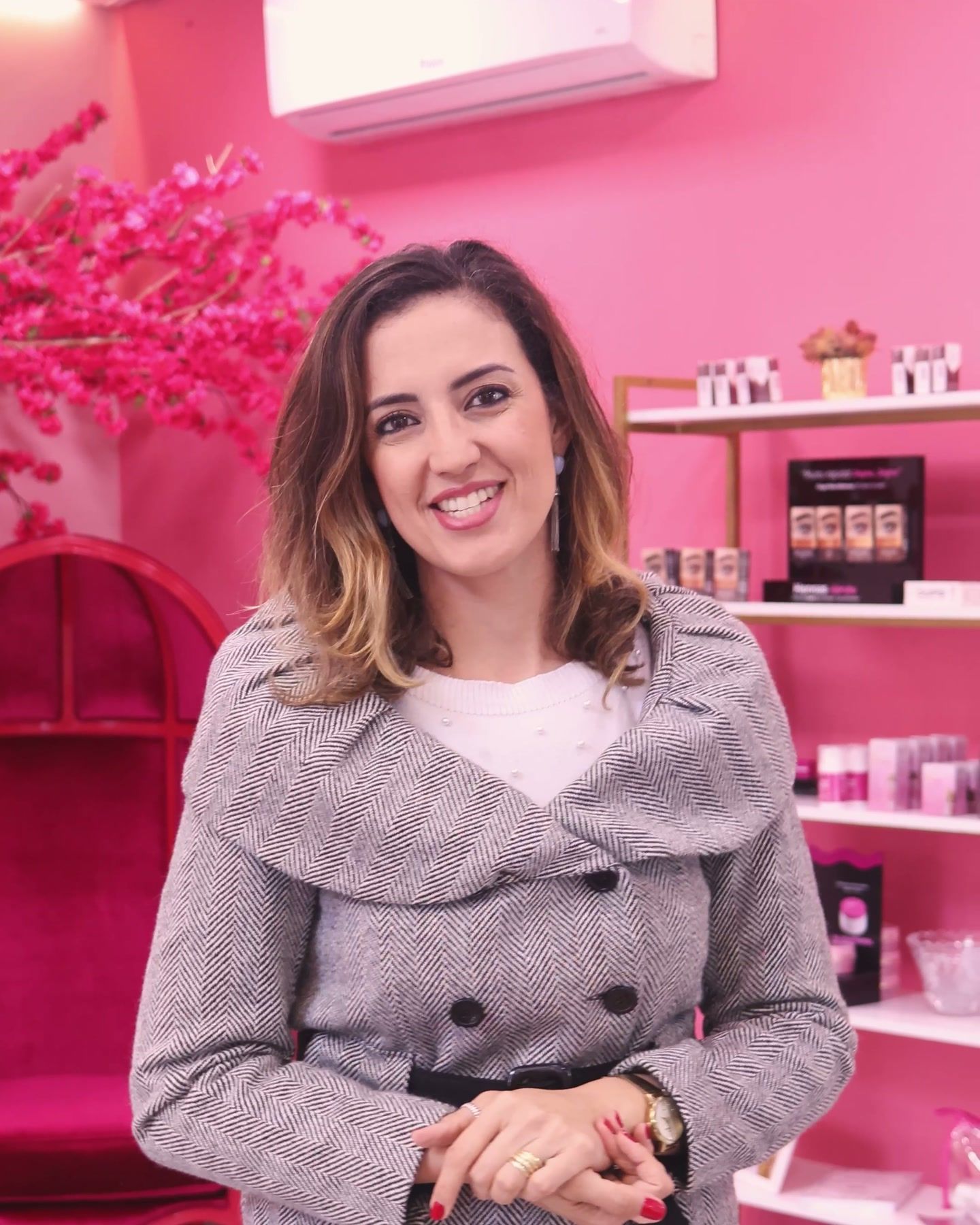 Dani Barbe, fundadora da Clínica da Barbe, na recepção da clínica em Bauru