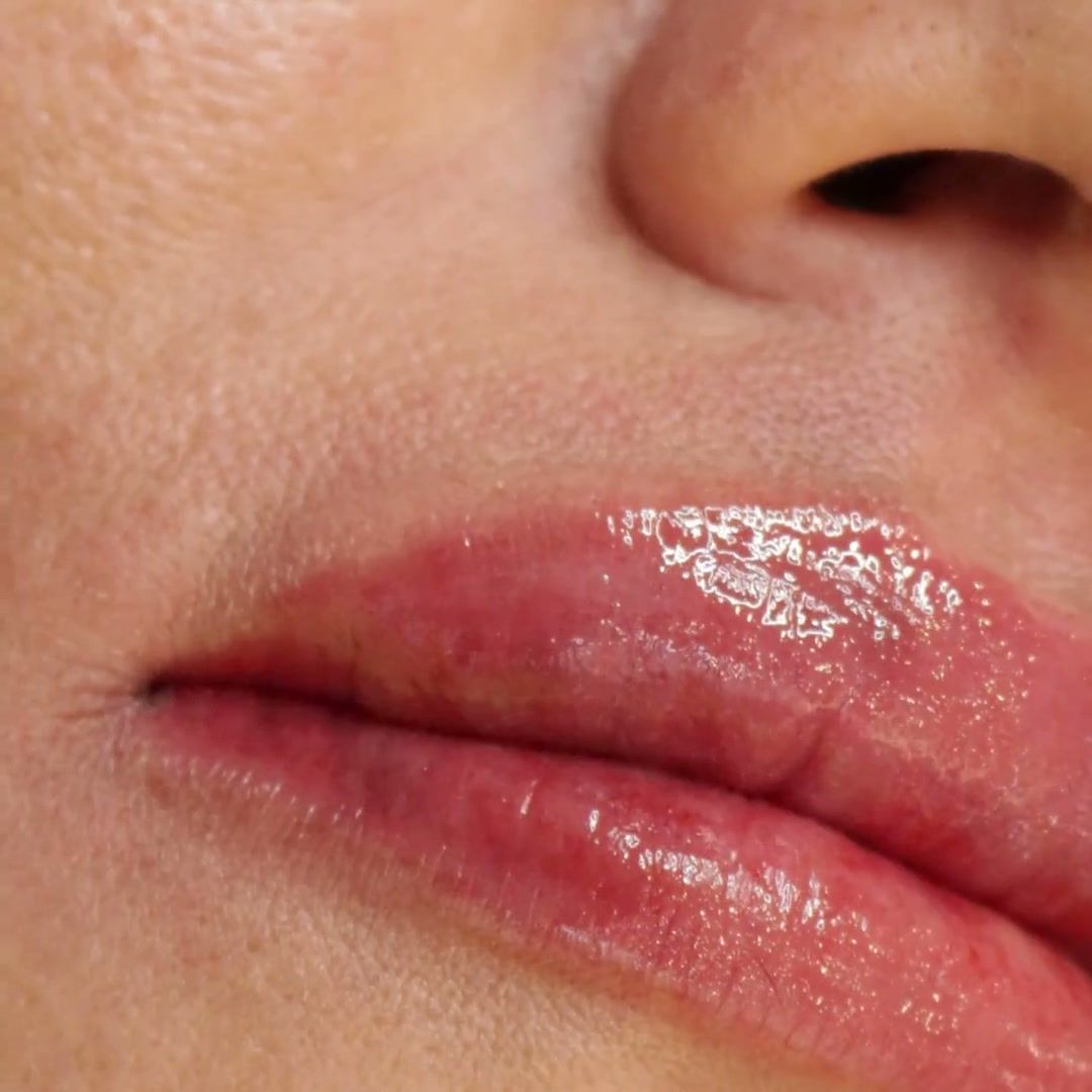 Micropigmentação labial sendo realizada com dermógrafo